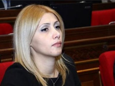 Եռաբլուրում դեռ փոսեր են փորում, իսկ դուք Դաշնակցության 1918 թվականի տարածքային զիջումներ եք քննարկում․ Վարդանյան