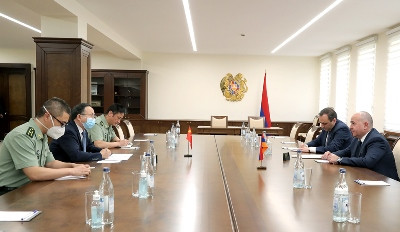 Պաշտպանության նախարարը հանդիպել է ՀՀ-ում Չինաստանի դեսպանի հետ, ներկայացրել սահմանային զարգացումները