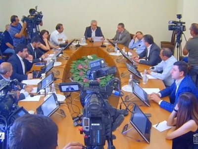 Եթե պնդում եք, որ դա ուղղված է եղել Փաշինյանին, նշանակում է՝ ինքն է շիշը շպրտել իմ ուղղությամբ. Ղազինյանը՝ Քոչարյանին