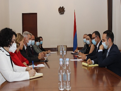 Armenia finance minister receives World Bank delegation