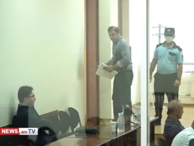 Փաստաբան Էրիկ Ալեքսանյանը ցուցադրաբար լքեց Քոչարյանի եւ Գեւորգյանի գործով դատավարությունը