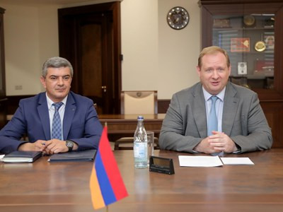 Armenia defense minister of receives South Caucasus Railway company chief