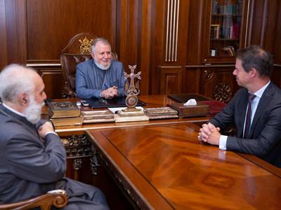 Catholicos of All Armenians meets with outgoing Ambassador of France