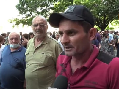 Those forcibly displaced from Karabakh’s Azerbaijan-occupied Hadrut protest outside Armenia government building