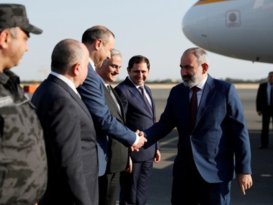 Armenia PM returns to Yerevan, greeted by members of Security Council at airport again