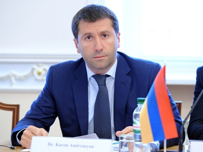 Armenia justice minister discusses need for constitutional reforms with civil society representatives