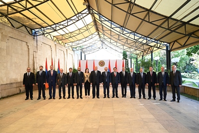 Armenia government officials take oaths of office at presidential residence