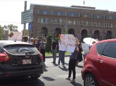 Yerevan neighborhood residents close off street adjacent to city hall