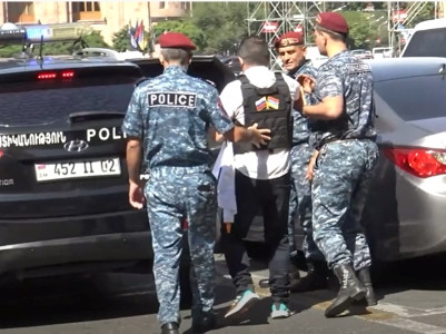 Armenia Police special forces apprehend fallen soldier’s relative from outside government building