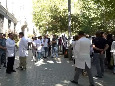 Armenian doctors protesting near Prosecutor General's Office in support of Armen Charchyan