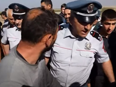 Սոթք-Վարդենիս ճանապարհին իրավիճակը պարբերաբար լարվում է. ոստիկանները հրելով մեքենան հանում են ճանապարհից