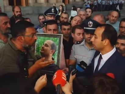 Armenia PM's assistant to relatives of fallen soldiers: 30th anniversary of Independence Day event must be held