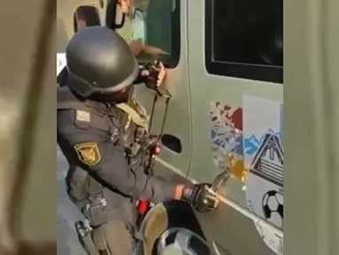 Azerbaijanis stop microbus transporting children of Artsakh, very obscenely tell them to get off