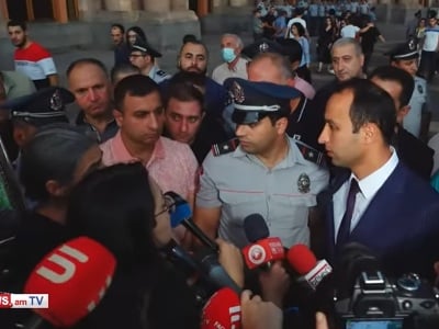 Եթե էսքան գումար ունեիք, սառնարան առնեիք՝ մեր երեխեքի մարմինները գետնին չդնեիք. զոհվածի մայրը՝ վարչապետի օգնականին