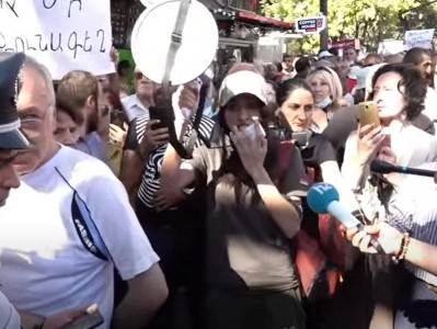 Yerevan citizens hold demonstration demanding cancelation of Independence Day event