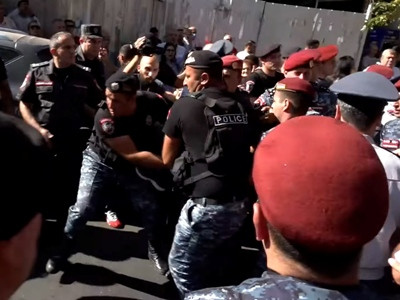 Situation at Charles Aznavour Square in Yerevan is tense, police are apprehending demonstrators