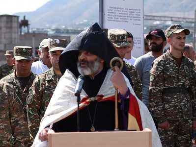Իրենք արյունով գնեցին մեր երկիրը, մենք թանաքով մատնեցինք այն. Բագրատ Սրբազան