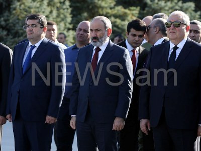 Senior officials visiting Yerevan military pantheon on Armenia Independence Day 30th anniversary (PHOTOS)