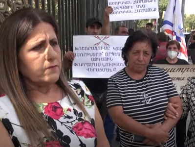 Armenia's Assyrian community protesting against Dimitrov village's "enlargement" in front of parliament building