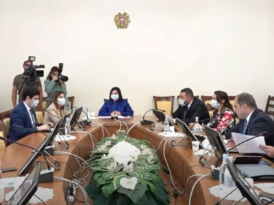 Դուք պատվաստված եք, ինչո՞ւ եք դիմակ կրում. որովհետեւ պատվաստված մարդն էլ կարող է վարակվե՞լ. Արա Զոհրաբյանը՝ նախարարին