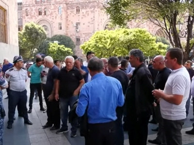 Armavir Province grape growers protesting outside Armenia government building