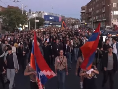 Ջահերով երթի մասնակիցները պարզեցին Արցախի դրոշը. Հնչում են զորհերի անունները