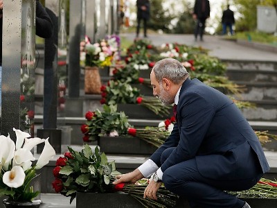 Armenia PM visits Yerevan military pantheon early morning