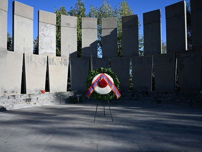 Wreath on behalf of Armenia President is laid at Yerevan military pantheon