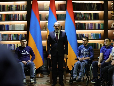 Armenia PM visits Soldier's Home, respects memory of fallen, heroic Armenians with moment of silence