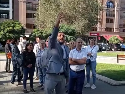 Protest staged outside Armenia health ministry, police apprehend doctor