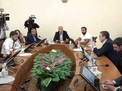 «Խնդրում եմ, դուռը չշրխկացնել». Իրավիճակը լարվեց. Ղազինյանը լքեց նիստը, Անդրանիկ Քոչարյանը հունից դուրս եկավ