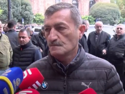 Those displaced from Artsakh’s Hadrut again protesting outside Armenia government building