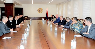 Armenia MOD receives Diaspora Armenian benefactors
