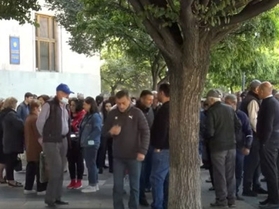 Artsakh displaced residents again protesting outside Armenia government building