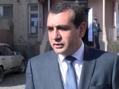 Ոչ, դա սոցիալական աջակցություններն են, ընտրակաշառք չէ. Գյումրիի ՔՊ թեկնածուն` 50 հազար դրամ բաժանելու մասին