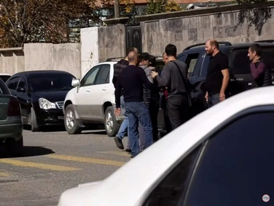 Գյումրիի թիվ 31/76 ընտրատեղամասի մոտ կուտակումներ են. այնտեղ է ՔՊ-ական թեկնածուին սատարող Արմավիրի մարզպետի ազգականը