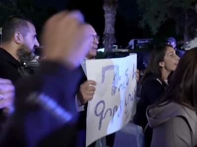 Армяне Кипра встретили Алена Симоняна акцией протеста