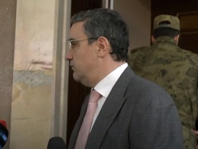Դա իշխանության կողմից ռեպրեսիայի մեխանիզմի մի էլեմենտ է. Ղազինյանը՝ Գեղամ Մանուկյանին ամբիոնի մոտից հեռացնելու մասին