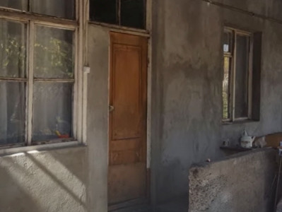 Բակում ջուր էր խնդրել, մինչ տանտերը ջուր կբերեր, մտնել էր տուն, մահճակալի տակից գողացել մոտ կես միլիոն դրամ, 200 եվրո