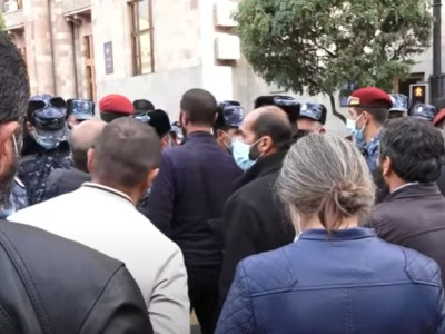 «Գնա տղիս բեր, նոր խոսա հետս». Անհետ կորածների ծնողներին հրելով դուրս բերեցին փողոցից. Հրմշտոց սկսվեց