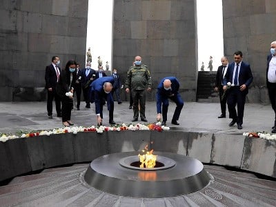 Georgia defense minister visits Armenian Genocide Memorial Complex