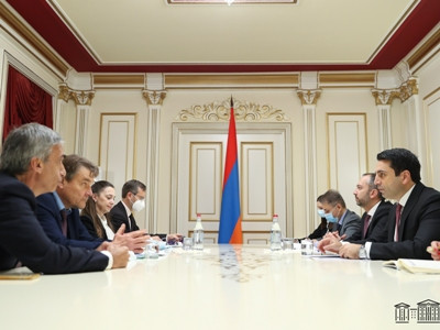 Armenia Parliament Speaker discusses with PACE co-rapporteurs the work of journalists in parliament