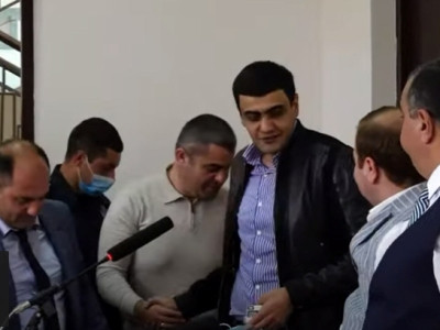 Դատարանում Առուշ Առուշանյանին դիմավորեցին ծափահարություններով