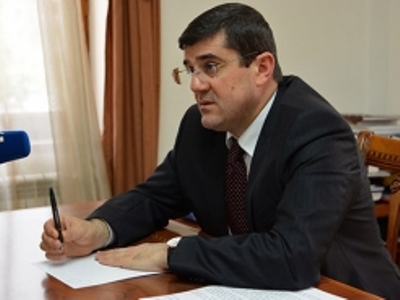 Արայիկ Հարությունյանը ստորագրել է մի շարք օրենքներ