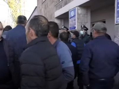 «Նա խաբեբա սրիկա է, մարդկանց աշխատացրել, փողը չի տվել». Բյուրականցիներն՝ ընդդեմ համայնքի ղեկավար ԺՊ-ի