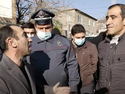 Խնդրում եմ՝ Նիկոլին ասես մի հատ գա մեր գյուղ. եւ խոշորացման ենք դեմ, եւ քո գալուն. բյուրականցիները՝ համայնքապետի ԺՊ–ին