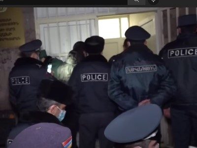 Ոստիկանները կտրեցին Քասախի համայնքապետարանի մուտքի կողպված ճաղավանդակներն ու բացեցին դուռը