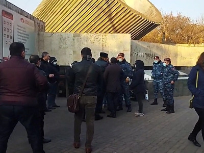 Policemen apprehend protesters who close Yerevan subway entrances