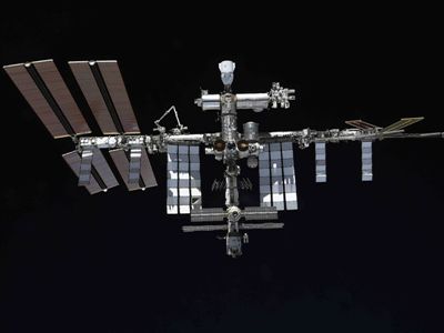 Российские космонавты впервые перешли в новый модуль на МКС