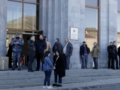 Protest being staged outside court of Armenia’s Goris